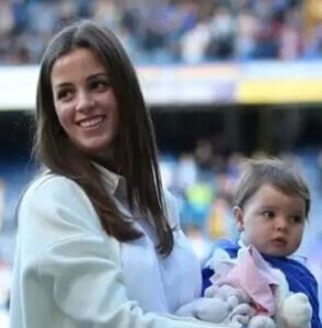 Adriana Guerendiain with her daughter.